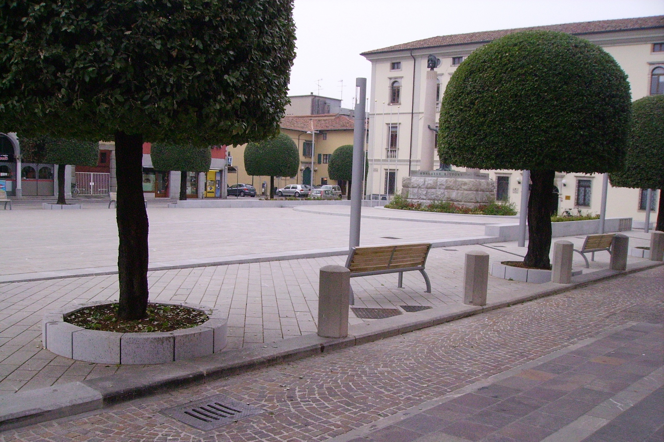 Pavimento in Pietra Piasentina fiammata, ovale e gradini in massello di Pietra Piasentina a flex